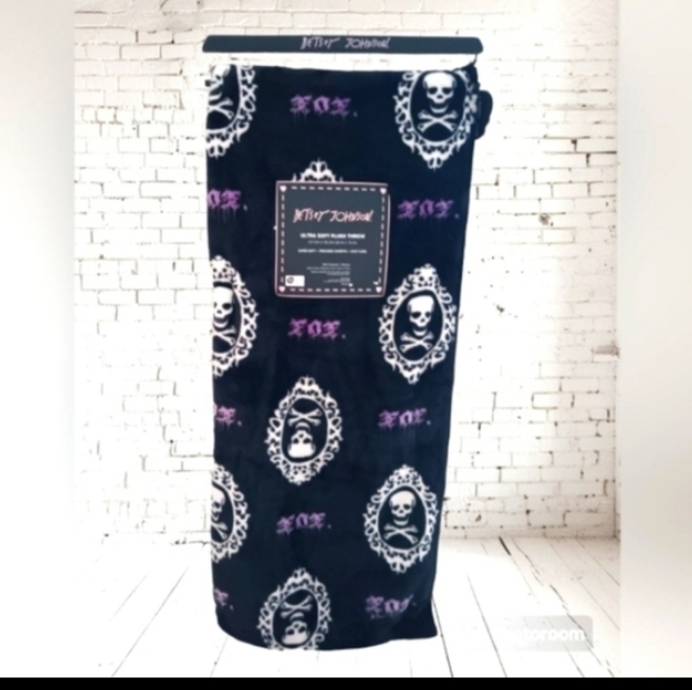 Betsey Johnson Skull Plush Throw Blanket 50 x 70 NWT - Picture 8 of 10